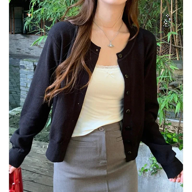 Feinstrick-Cardigan Lou – Kurz mit Rundhals & Knopfleiste