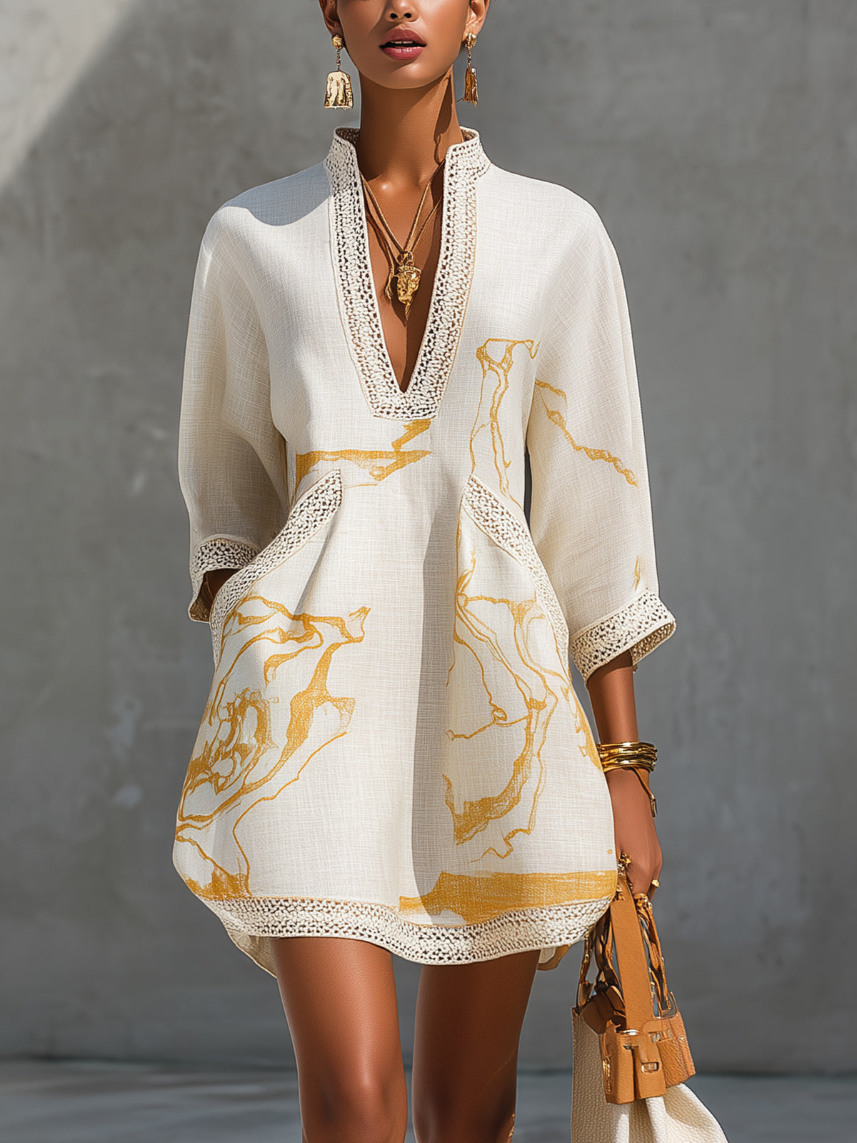 Aliénor | Elfenbeinfarbenes Häkelspitzen-Minikleid mit Goldmotiven und V-Ausschnitt
