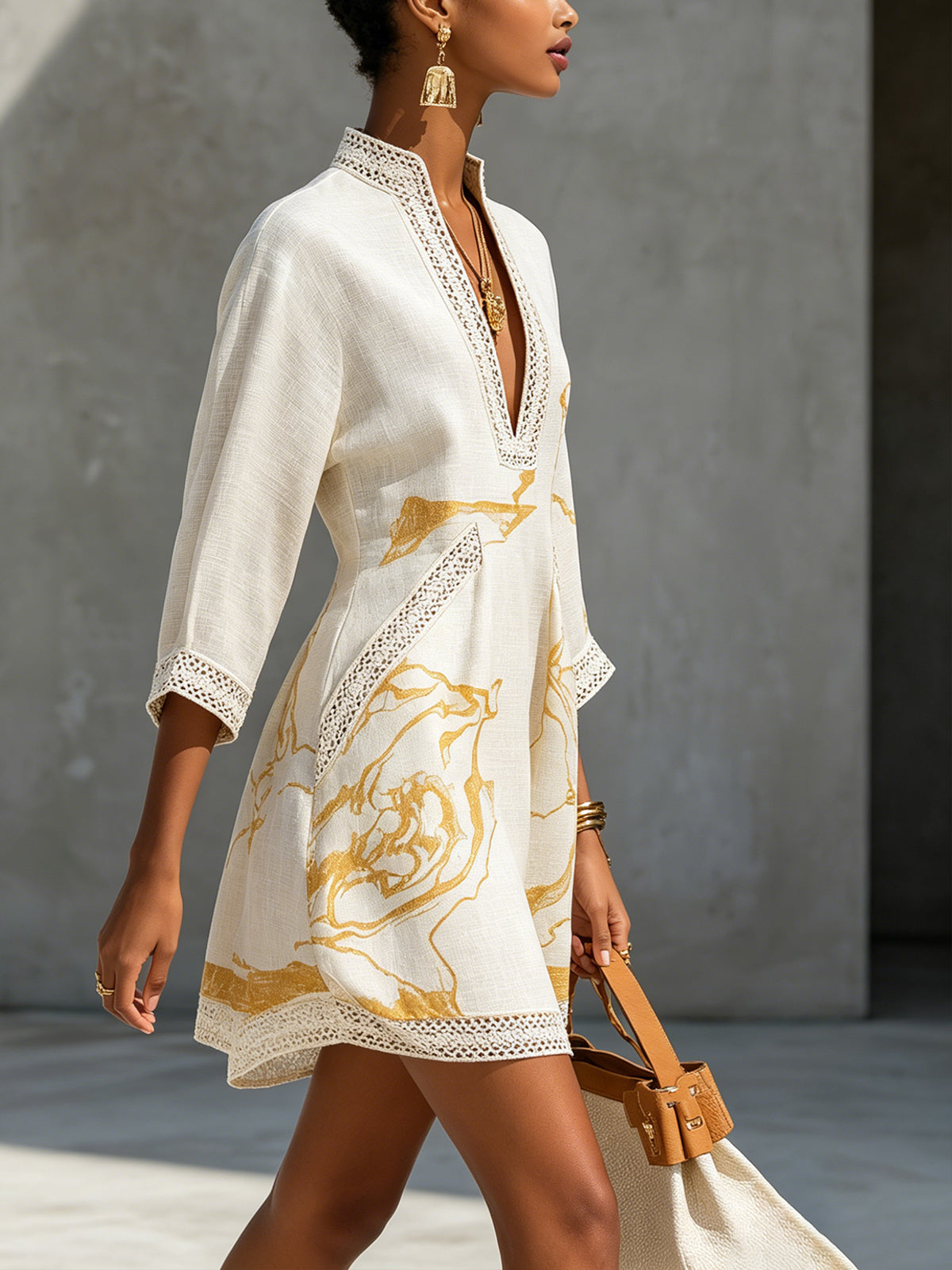 Aliénor | Elfenbeinfarbenes Häkelspitzen-Minikleid mit Goldmotiven und V-Ausschnitt