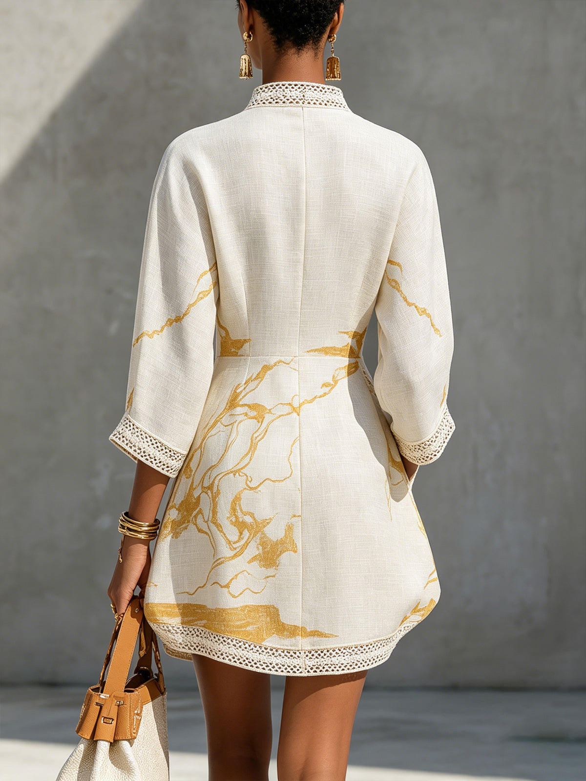 Aliénor | Elfenbeinfarbenes Häkelspitzen-Minikleid mit Goldmotiven und V-Ausschnitt