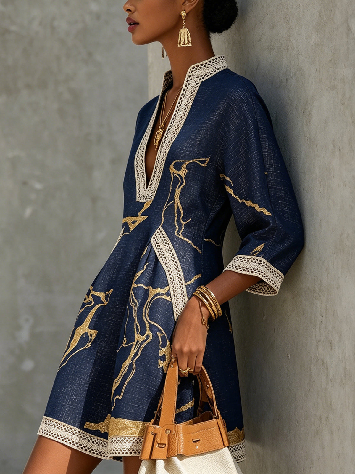 Cosette | Mini-Häkelkleid in Marineblau mit Goldmotiven und V-Ausschnitt
