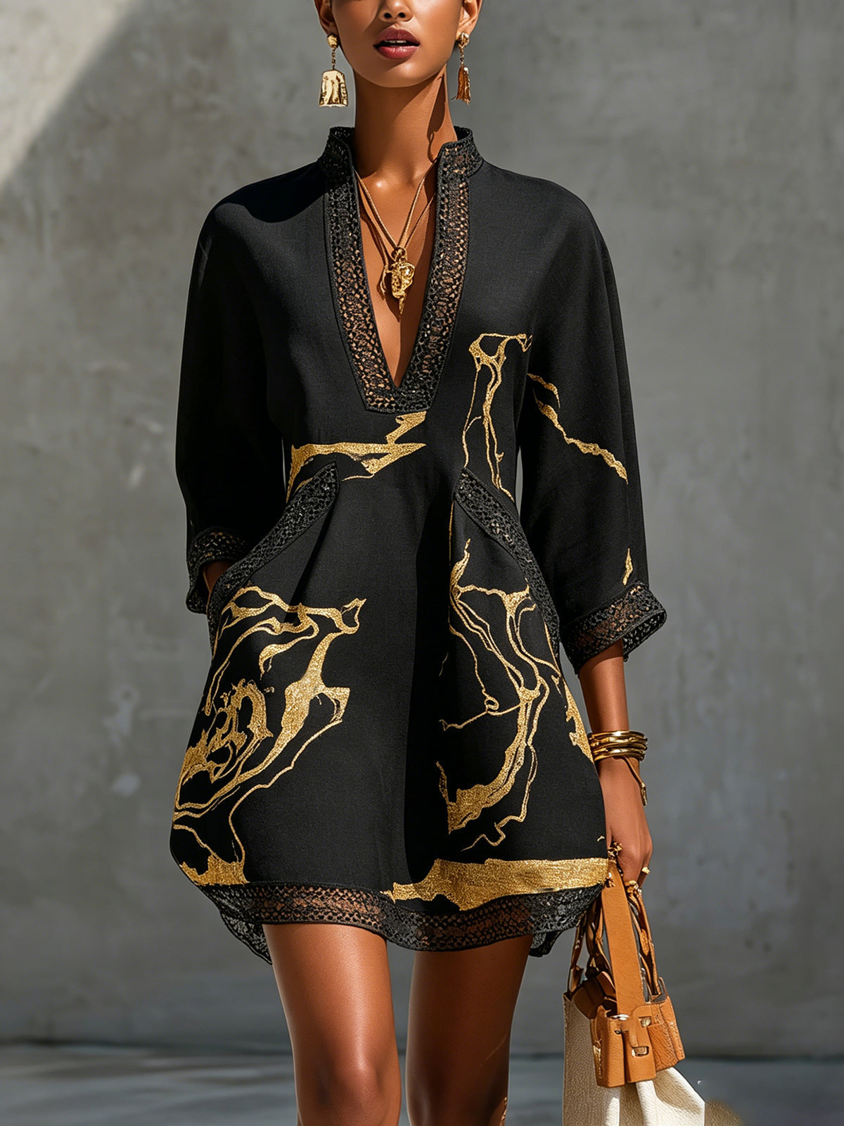 Léonie | Schwarzes Mini-Häkelkleid mit Goldmotiven und V-Ausschnitt