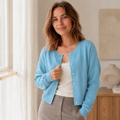 Feinstrick-Cardigan Lou – Kurz mit Rundhals & Knopfleiste