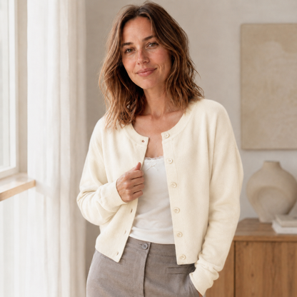 Feinstrick-Cardigan Lou – Kurz mit Rundhals & Knopfleiste
