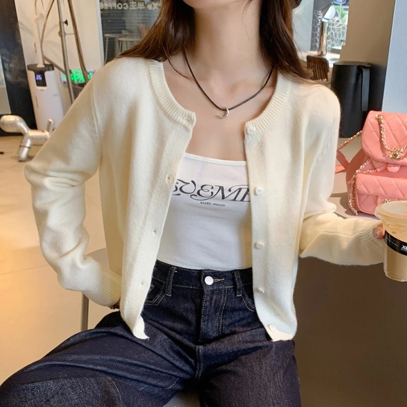 Feinstrick-Cardigan Lou – Kurz mit Rundhals & Knopfleiste