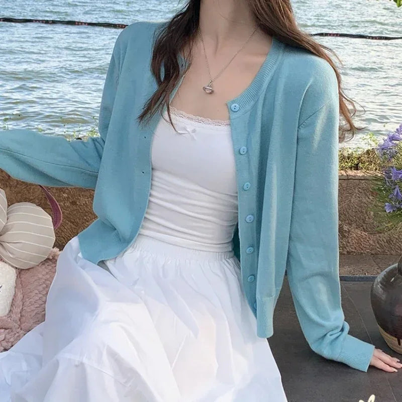 Feinstrick-Cardigan Lou – Kurz mit Rundhals & Knopfleiste