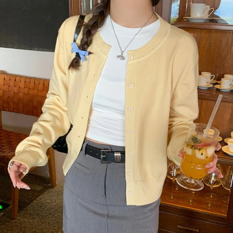 Feinstrick-Cardigan Lou – Kurz mit Rundhals & Knopfleiste