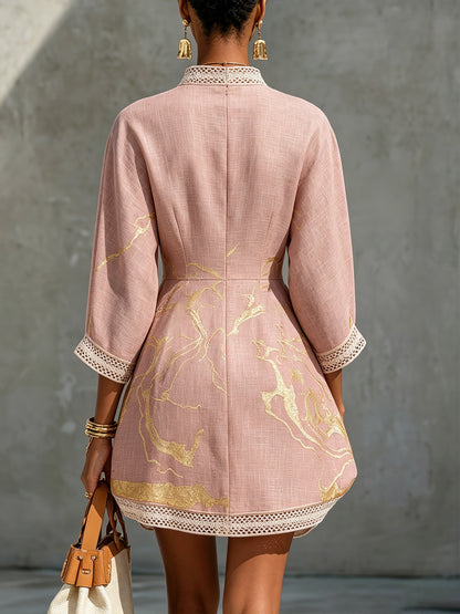Ninon | Rosa Mini-Häkelkleid mit goldenen Motiven und V-Ausschnitt