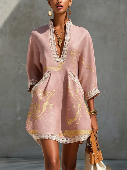 Ninon | Rosa Mini-Häkelkleid mit goldenen Motiven und V-Ausschnitt